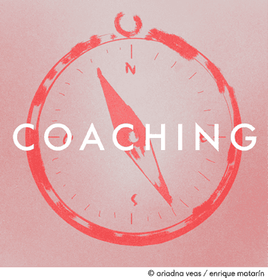 Un diseño de brújula roja con la palabra "Coaching" superpuesta en letras mayúsculas blancas.