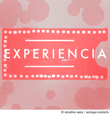 Billete de color rojo con la palabra “EXPERIENCIA” en color blanco, sobre fondo rosa claro con dibujos circulares.