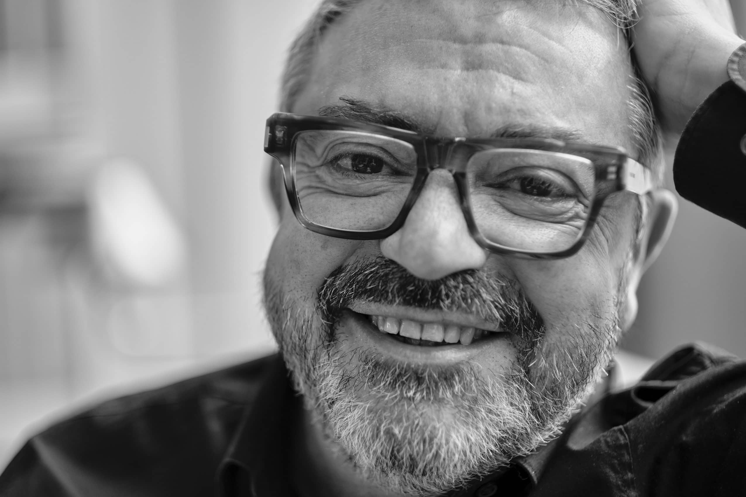 Fotografía en blanco y negro de Enrique Mataría, un Psicologo en Barcelona.