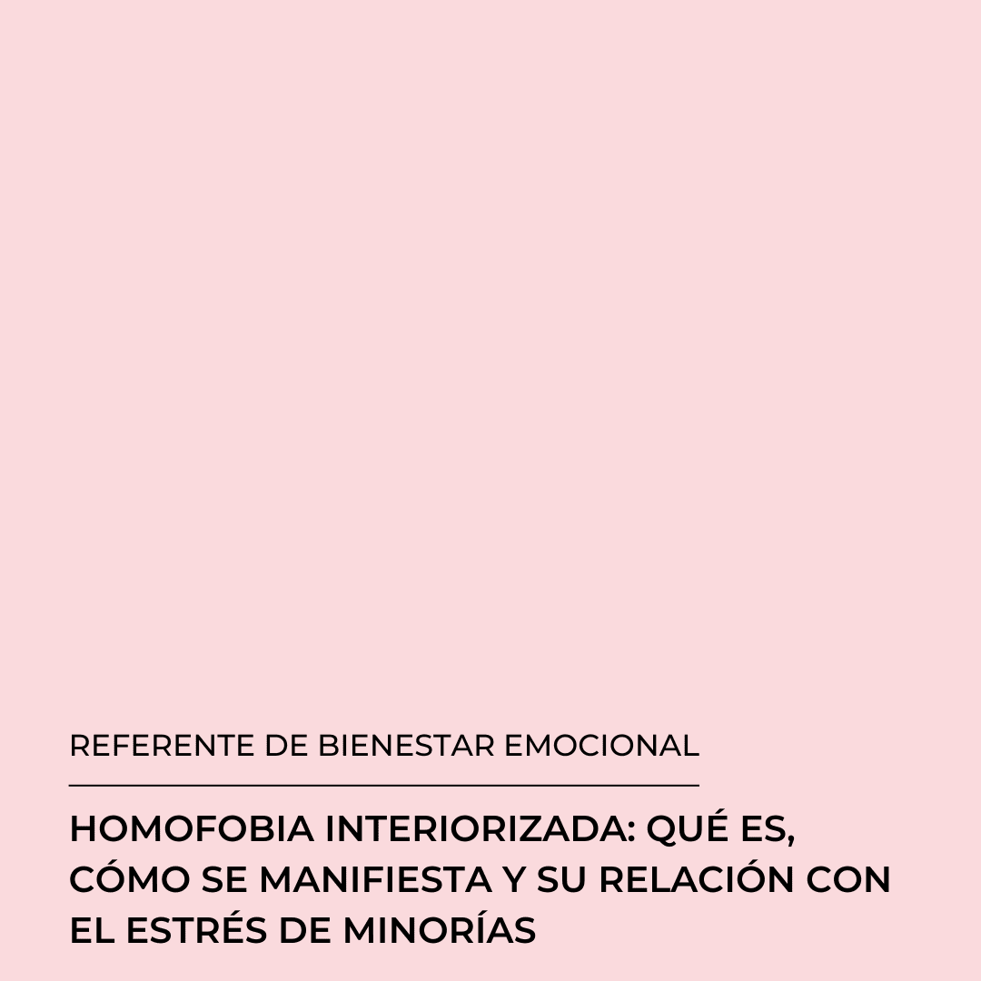 Un gráfico de título con un fondo rosa pálido y texto en negro en español sobre la homofobia internalizada y su relación con el estrés de las minorías.